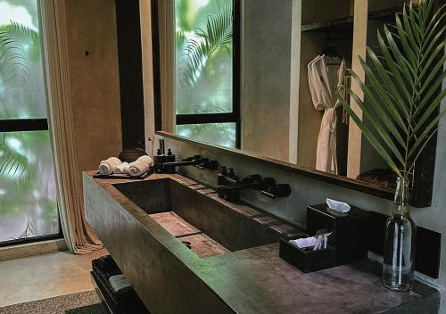 图卢姆Hotel Bardo - Adults Only的一间带水槽和大镜子的浴室