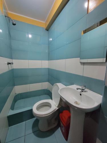 利马Hospedaje Escorpio的一间带卫生间和水槽的浴室