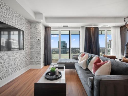 多伦多Stylish One Bedroom Suite - Entertainment District Toronto的客厅设有灰色的沙发和窗户。
