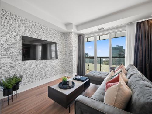 多伦多Stylish One Bedroom Suite - Entertainment District Toronto的带沙发和砖墙的客厅
