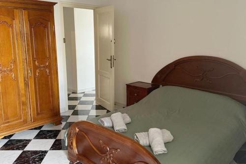 丹吉尔Beautiful Sea View Apartment in Tangier的一间卧室配有绿床和毛巾