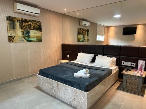 贝洛奥里藏特Motel Orion - Belo Horizonte的一间卧室,卧室内配有一张大床
