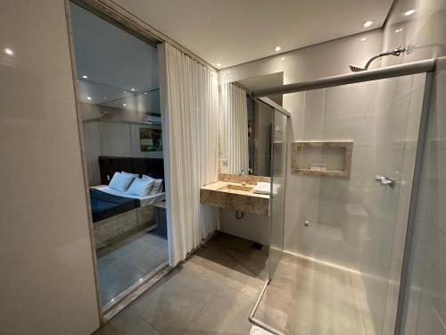 贝洛奥里藏特Motel Orion - Belo Horizonte的带淋浴和盥洗盆的浴室