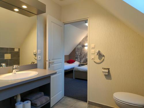 圣马洛德梅德拉巴比奈斯酒店的一间带水槽和卫生间的浴室