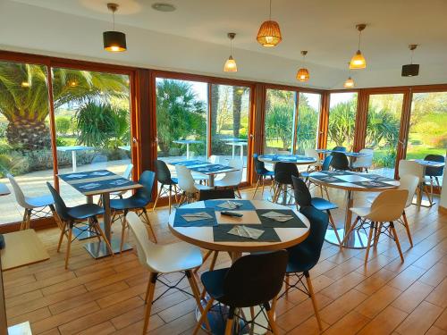 圣马洛德梅德拉巴比奈斯酒店的餐厅设有桌椅和窗户。
