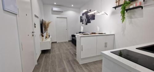 略夫雷加特河畔奥斯皮塔莱特Barcelona, apartamento de 1 habitación的厨房配有白色橱柜和台面