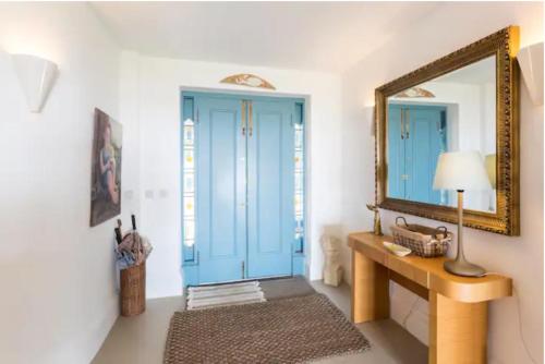 布里斯托Captivating 7-Bed House in Bristol的更衣室设有蓝色门和镜子