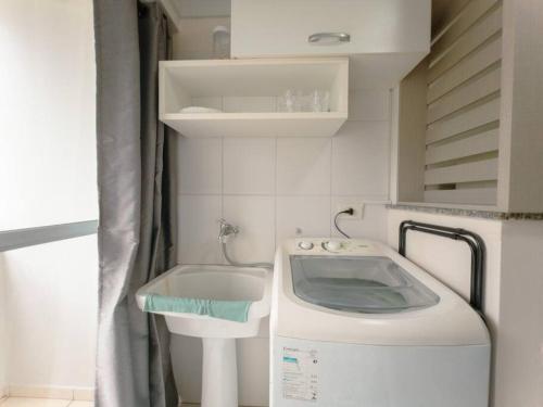 马林加Apartamento Wifi Smart - CID517A的一间带盥洗盆的浴室内的洗衣机