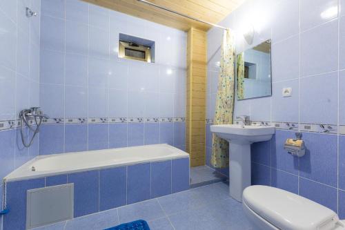 布哈拉Porso Boutique Hotel的蓝色的浴室设有卫生间和水槽