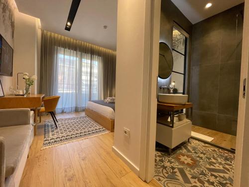 地拉那Retreat Apartments的一间卧室配有一张床、一个水槽和一张书桌
