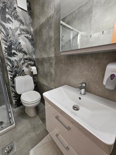 塞扎纳塔博尔酒店的浴室配有白色水槽和卫生间。