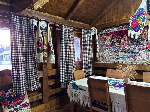 舒加塔格盐矿镇Casa Chindris的配有桌椅和窗帘的房间