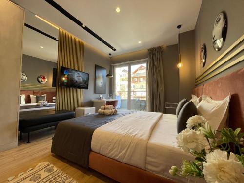 地拉那Retreat Apartments的一间带大床的卧室和一间客厅