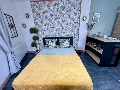 圣吉尔Studio Cosy的一间卧室配有一张带黄色毯子的大床