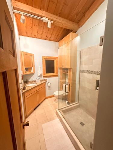 康宁Big Bear Cabin的带淋浴和卫生间的浴室