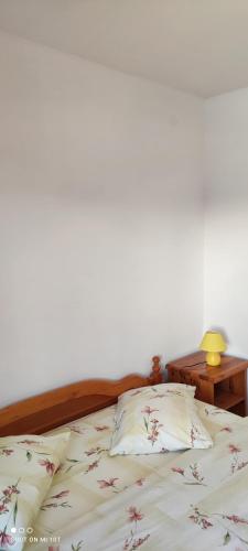 波梅纳Adio Mare~Soba~的一间卧室配有一张床和一张带台灯的桌子