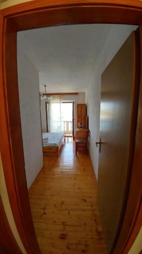 波梅纳Adio Mare~Soba~的客房享有带一张床和一扇门的景致。