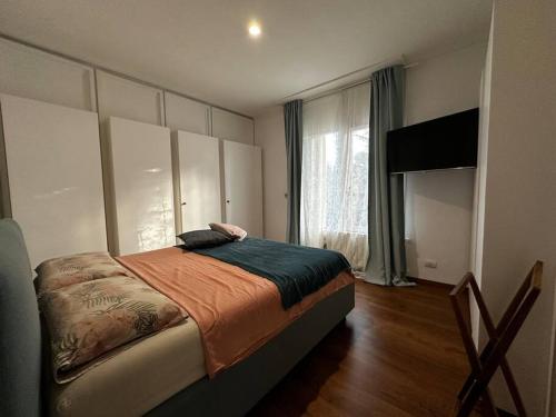龙奇廖内Alloggio turistico-Charming Nature House的一间卧室设有一张床和一个大窗户