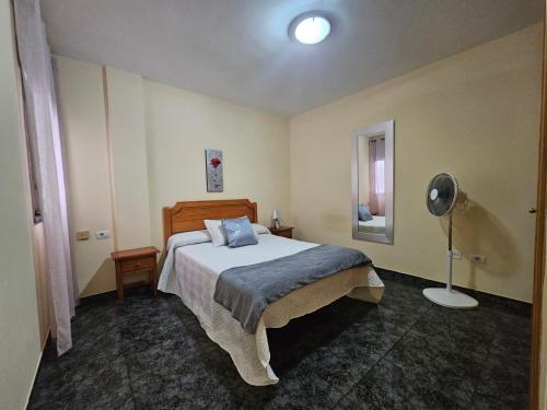 圣伊西德罗Apartamento Mendoza-San Isidro的一间卧室配有一张床和一盏灯