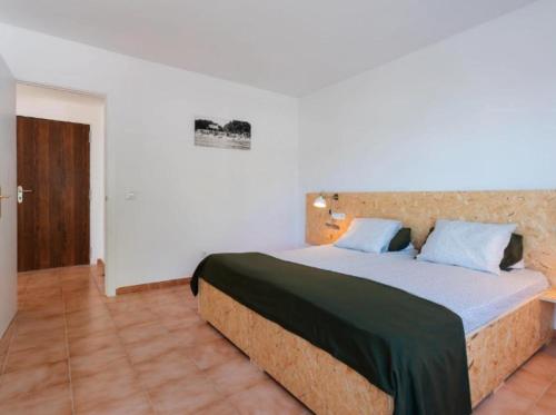 卡尔维亚Magaluf Beach I Calviá I Seaview I Apartment的一间卧室配有一张带蓝色枕头的大床