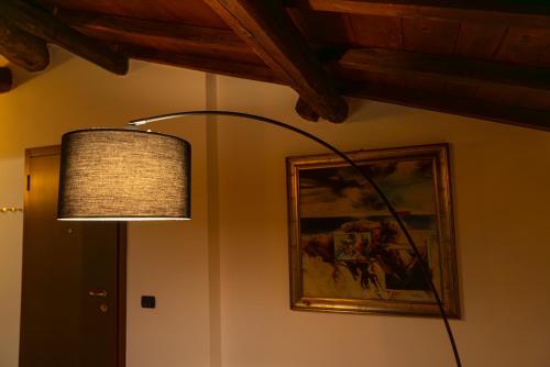 CasinalboSuite Carlo - Modena的挂在画室里的一盏灯