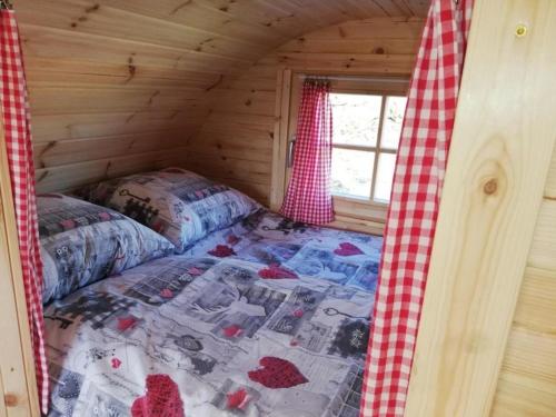 Auszeit-Wohnfass im Grünen的小木屋内的一张床位,配有毯子