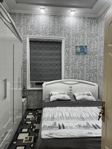 撒马尔罕4х комнатная квартира Дом的卧室配有白色的床和窗户。