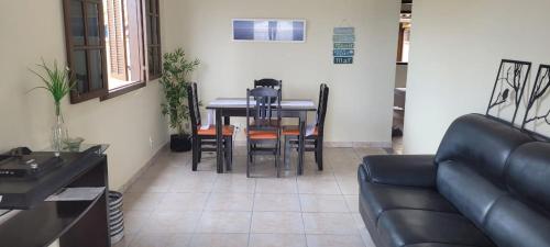 阿拉亚尔-杜卡布Recanto do mar e da lagoa的客厅配有沙发和桌椅