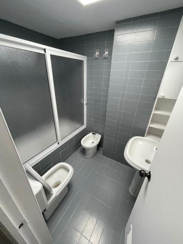 梅利利亚RAYMAR HOUSE的浴室配有卫生间、坐浴盆和盥洗盆。