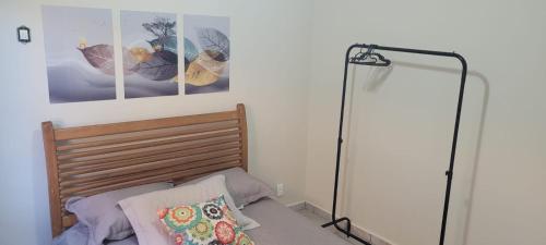 阿拉亚尔-杜卡布Recanto do mar e da lagoa的一间卧室配有一张带灯和墙上照片的床。