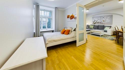塔林TallinnHousing Old Town Homes - 3 BDR Apartment in Rüütli的一间卧室设有一张床和一间客厅。