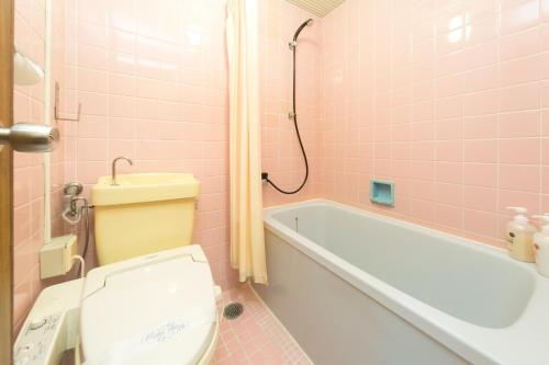 高知8－1 - Vacation STAY 29648v的粉红色的浴室设有卫生间和浴缸。