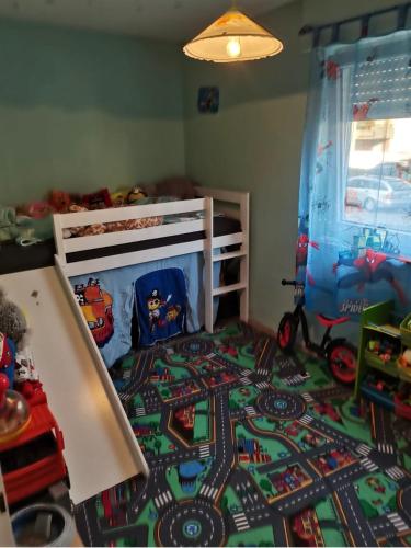 巴克南Dream Word的儿童卧室,配有一张带玩具火车婴儿床的床
