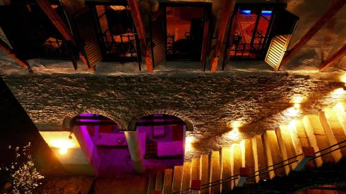 吉诺卡斯特1800's的夜晚的楼梯上方景色,紫色灯