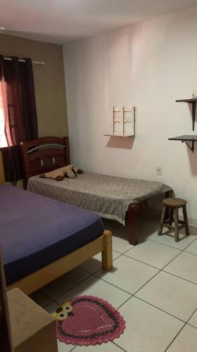 博伊图瓦Chácara jerivá的一间卧室,配有两张床