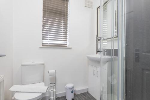 WykenSpacious 4 Bed house W/Free Parking Sleeps 7 Near Walsgrave Hospital的白色的浴室设有卫生间和水槽。