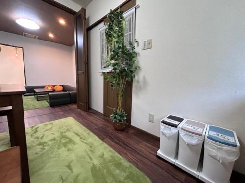 函馆Hakodate Natsumi - Vacation STAY 90771v的一间客厅,在房间内放两个垃圾桶