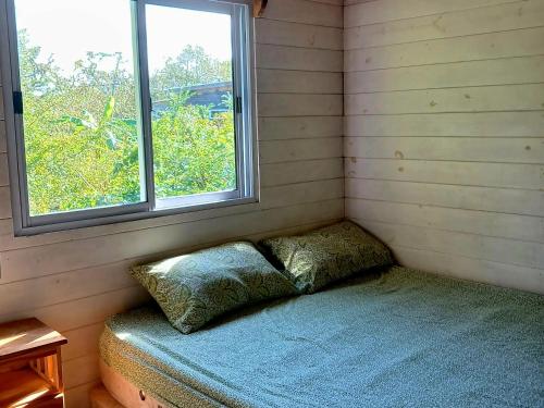 蒂格雷Cabaña enero soleado的小房间设有床和窗户