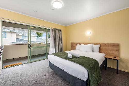 罗托鲁瓦芬顿科特汽车旅馆的酒店客房设有床和窗户。