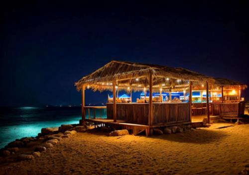 赫尔格达Davinci Beach Hotel的海滩餐厅