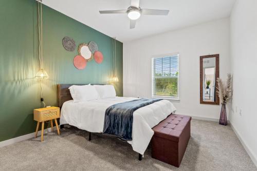奥兰多Charming Oasis 10 Min to Parks Pets Allowed的一间卧室设有一张大床和绿色的墙壁