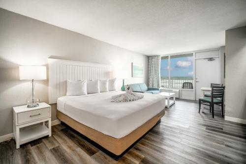 代托纳海滩佩里海边度假村的一间带大床的卧室和一个阳台