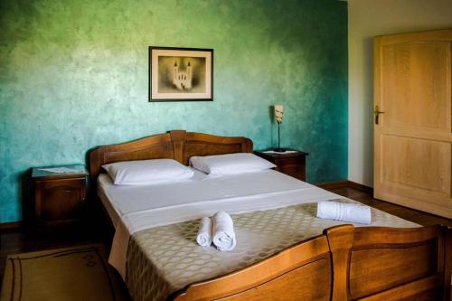 巴拉奥纳省圣克鲁斯Villa的一间卧室配有带拖鞋的床铺