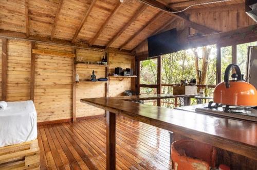 圣埃伦娜Cabaña en Medio del Bosque con Jacuzzi - Santa Elena的小屋内的厨房设有大柜台