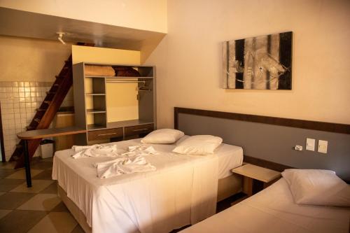 阿布拉奥罗尼尔普拉亚公寓酒店的带两张床和楼梯的房间