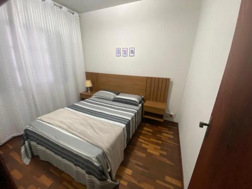 阿拉沙Apartamento até 8 pessoas Araxá Ótima localização的一间小卧室,配有床和窗户