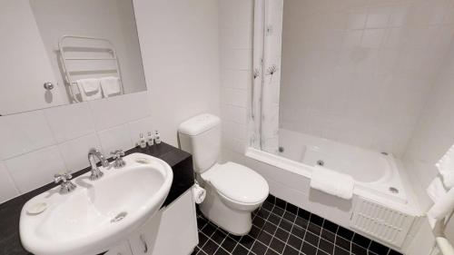 佩里舍峡谷Apartment 3 The Stables Perisher的白色的浴室设有卫生间和水槽。
