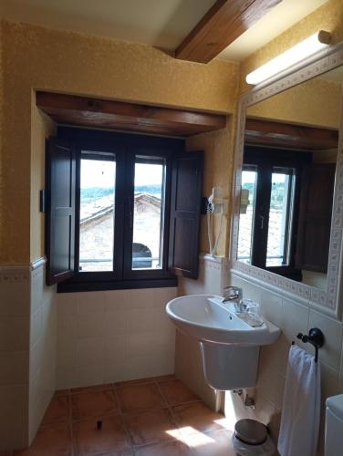 EpározHOSPEDERIA SANTA FE的一间带水槽和镜子的浴室
