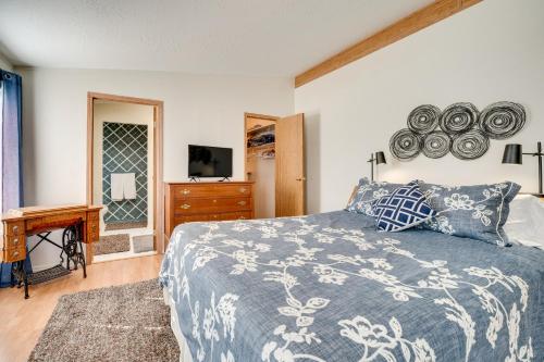 Idyllic Rock Island Home with Columbia River Views的一间卧室配有一张床、梳妆台和电视。