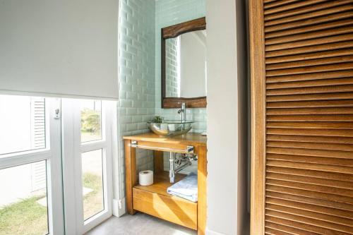 普拉纳维瑙Steps From Ocean Couple's Getaway Private Villa的一间带水槽和镜子的浴室